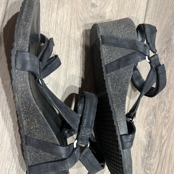 Teva Ysdiro Wedge Sandals Black 8.5 Super Comfy! - Picture 3 of 5